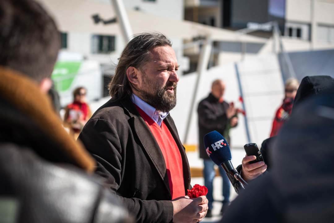 Povodom Dana žena SDP-ovci dijelili karanfile na Poljani