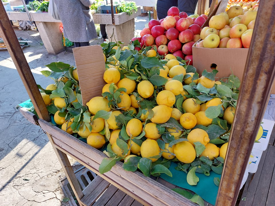 Na peškariji skromna ponuda zbog bure: Srdele, brancini i jedna murina