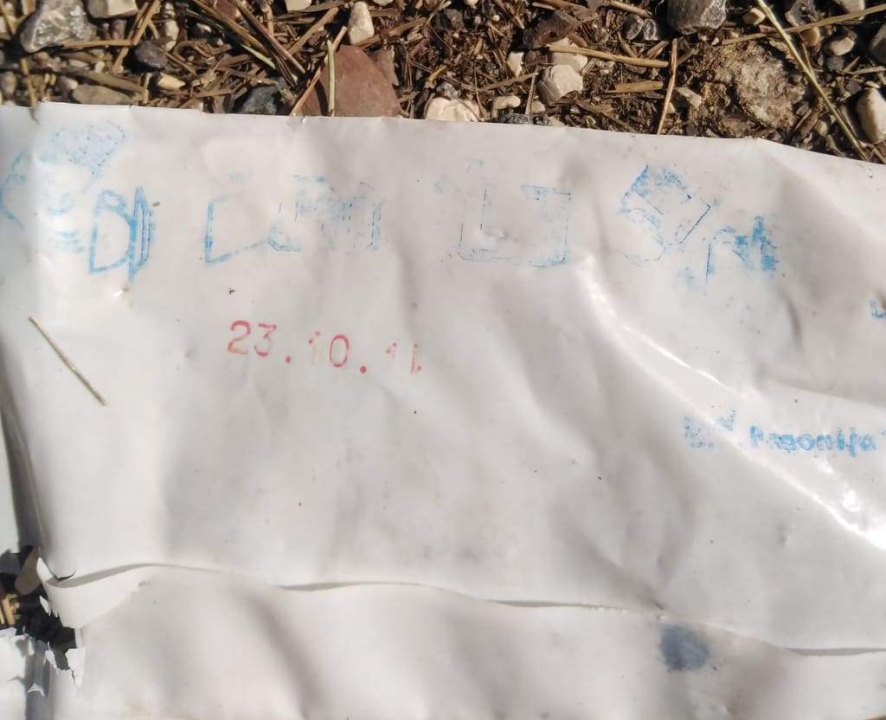 Nakon plastične čašice, na obalu kod Šibenika isplivala još jedna ambalaža iz davno ugašene Mljekare Zadar  