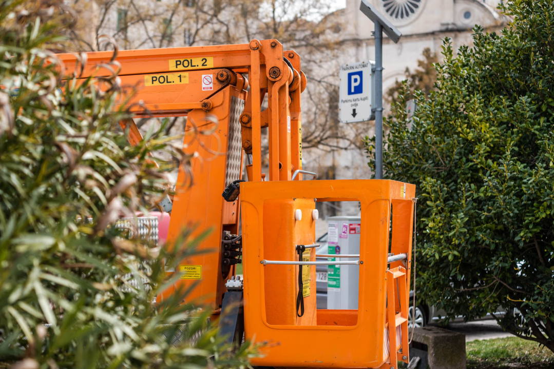 Mehanizacija stigla i u Dolac: Nastavlja se zamjena javne rasvjete na šibenskoj rivi