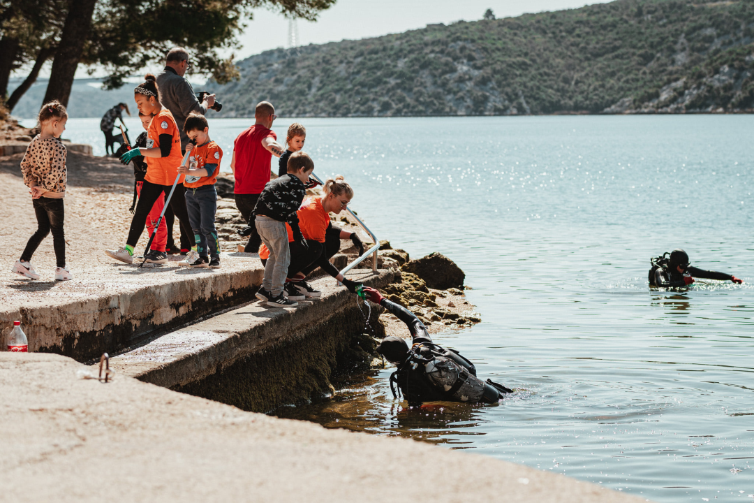Odrađena akcija čišćenja podmorja i plaže u Zatonu: 'Mislim da smo izvadili oko 3-4 tone, ali ima toga još'  