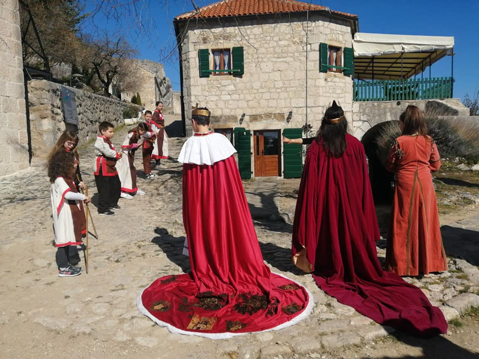 Tridesetak ukrajinske djece posjetilo Knin i tvrđavu: Dobro došli, prijatelji, Knin je uz vas! 