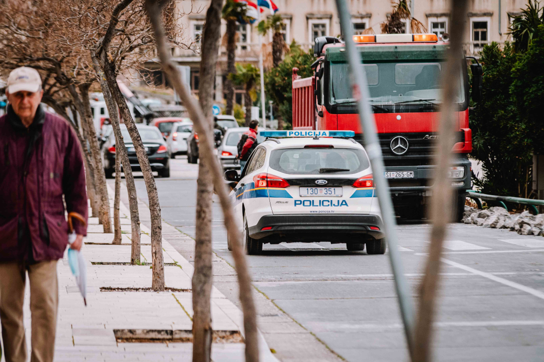 Postavljanje nove rasvjete na rivi dobro napreduje, zasvijetlit će za mjesec dana
