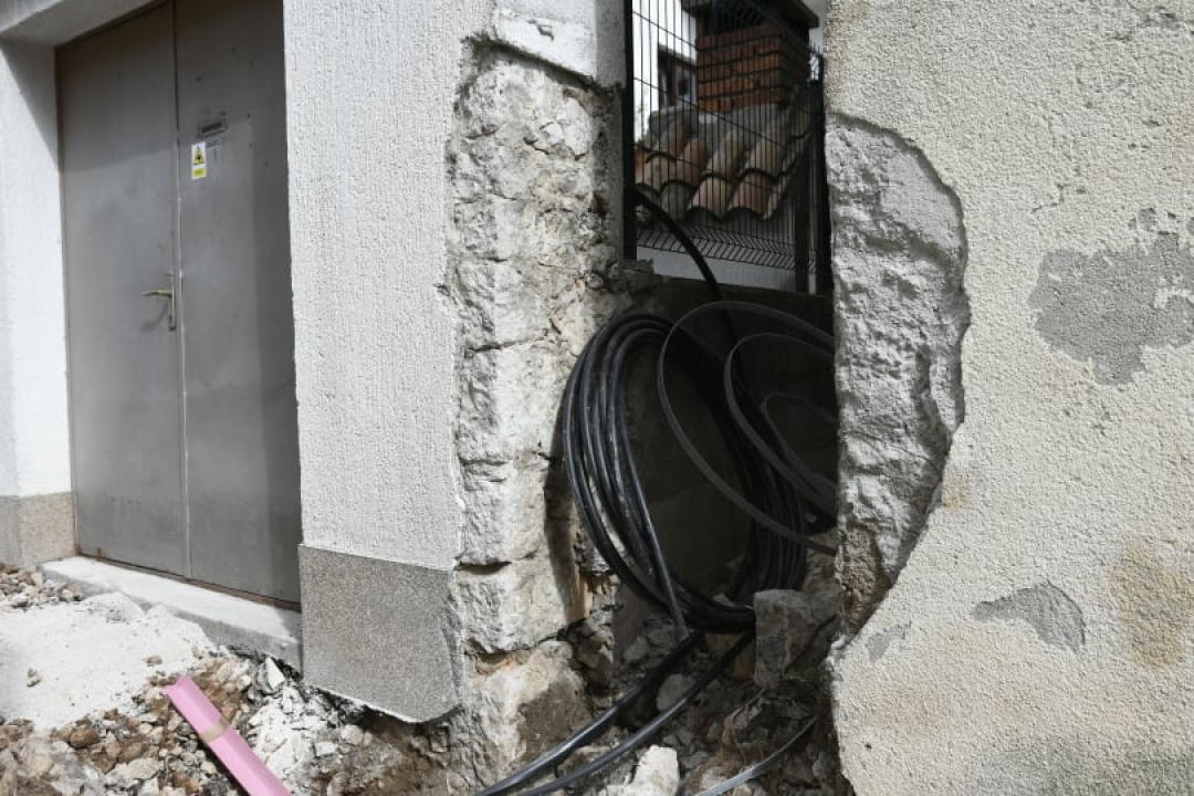 Velebitska raskopana bez ikakve najave: Stanarima blokirani ulazi, iz HEP-a kažu da je riječ o hitnom popravku