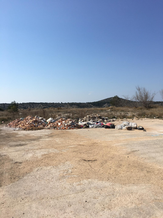 Stara rasvjeta s rive završila na TEF-u okružena tonama građevinskog i drugog otpada!