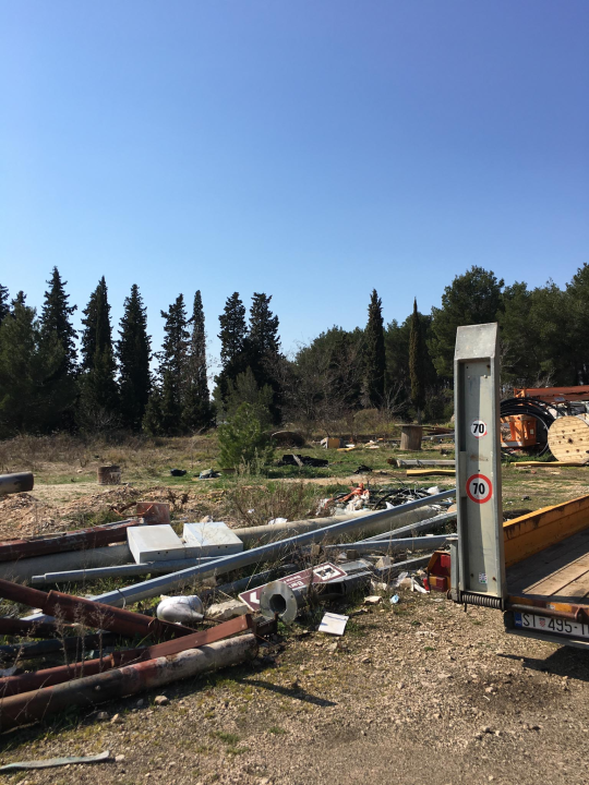 Stara rasvjeta s rive završila na TEF-u okružena tonama građevinskog i drugog otpada!