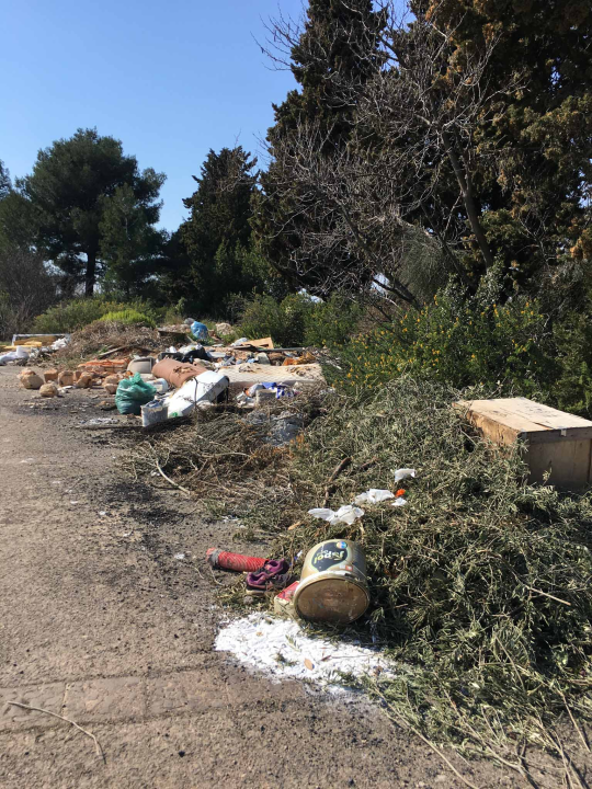 Stara rasvjeta s rive završila na TEF-u okružena tonama građevinskog i drugog otpada!