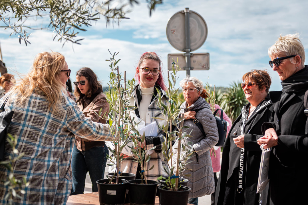 Podjelom sadnica masline i čitanjem poezije na šibenskoj rivi obilježen 100. rođendan Vesne Parun 