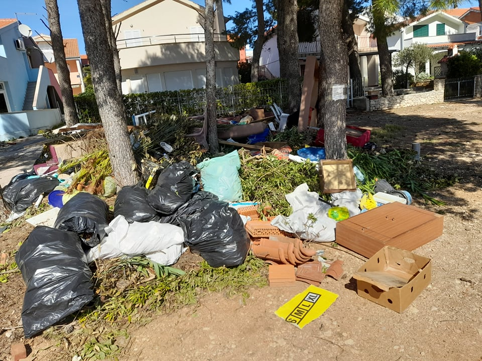Jadrija: Idilično odlagalište građevinskog otpada i starog namještaja tik uz plažu