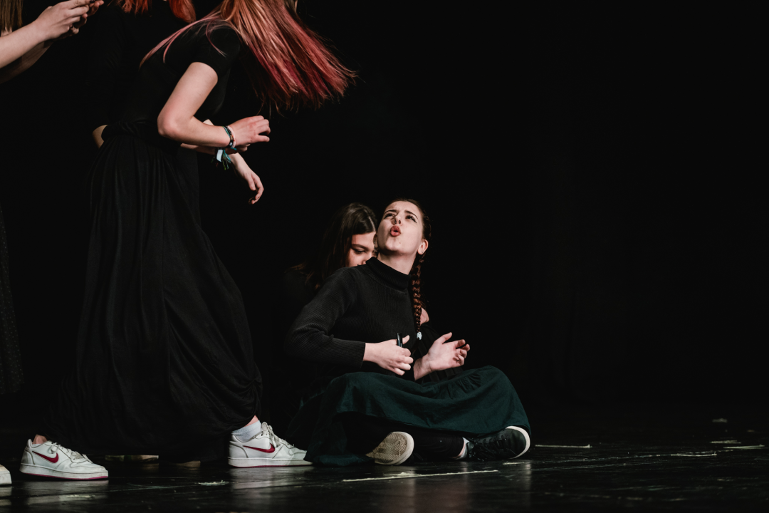 Smijeh i suze za Luku Škarića koji je iz publike gledao prijatelje kako mu ‘Mojom pričom’ skupljaju novac za operaciju