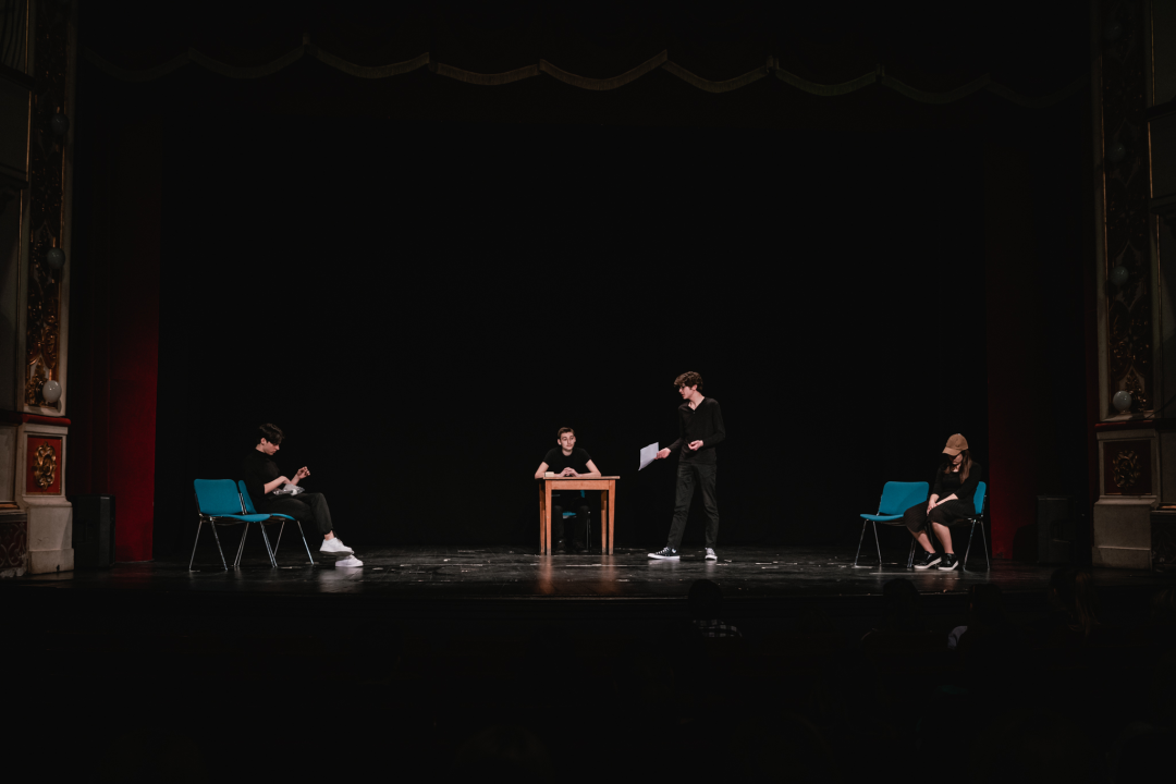 Smijeh i suze za Luku Škarića koji je iz publike gledao prijatelje kako mu ‘Mojom pričom’ skupljaju novac za operaciju