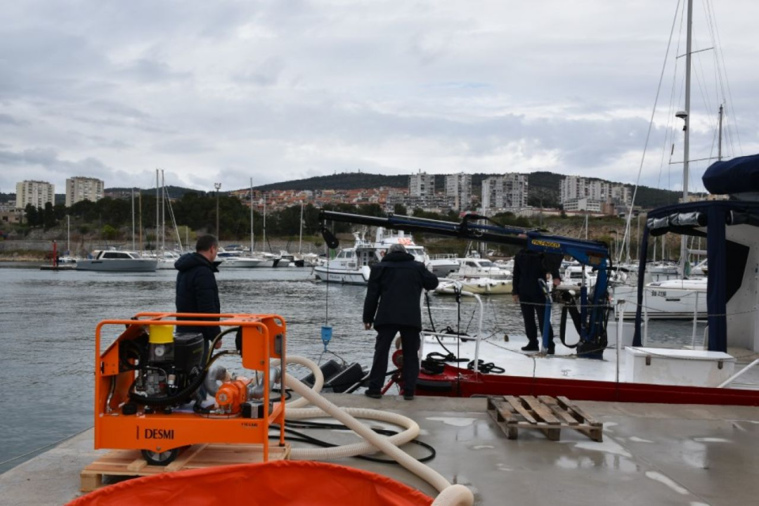 U Vrnaži predstavljena oprema za prevenciju, sanaciju i nadzor u slučaju iznenadnog onečišćenja mora