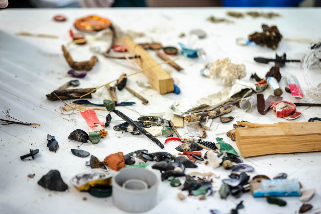 Djeca iz Šibenika i Ukrajine čistila plažu Banj, a smeće iskoristila za izradu slika