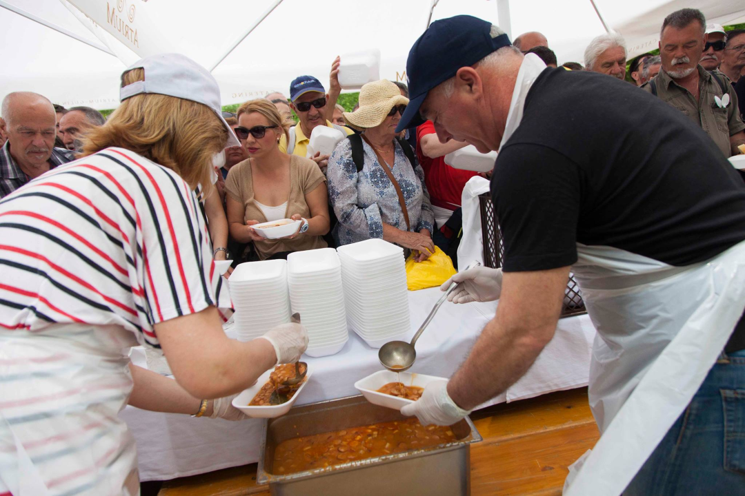 Na Skradinskom buku i na Jadriji opet besplatni fažol za Praznik rada: Svirat će i Feniksi 