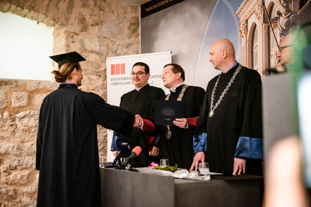 U Šibeniku promovirana četvrta generacija inženjera prvostupnika energetskih tehnologija: Stigao i rektor Boras