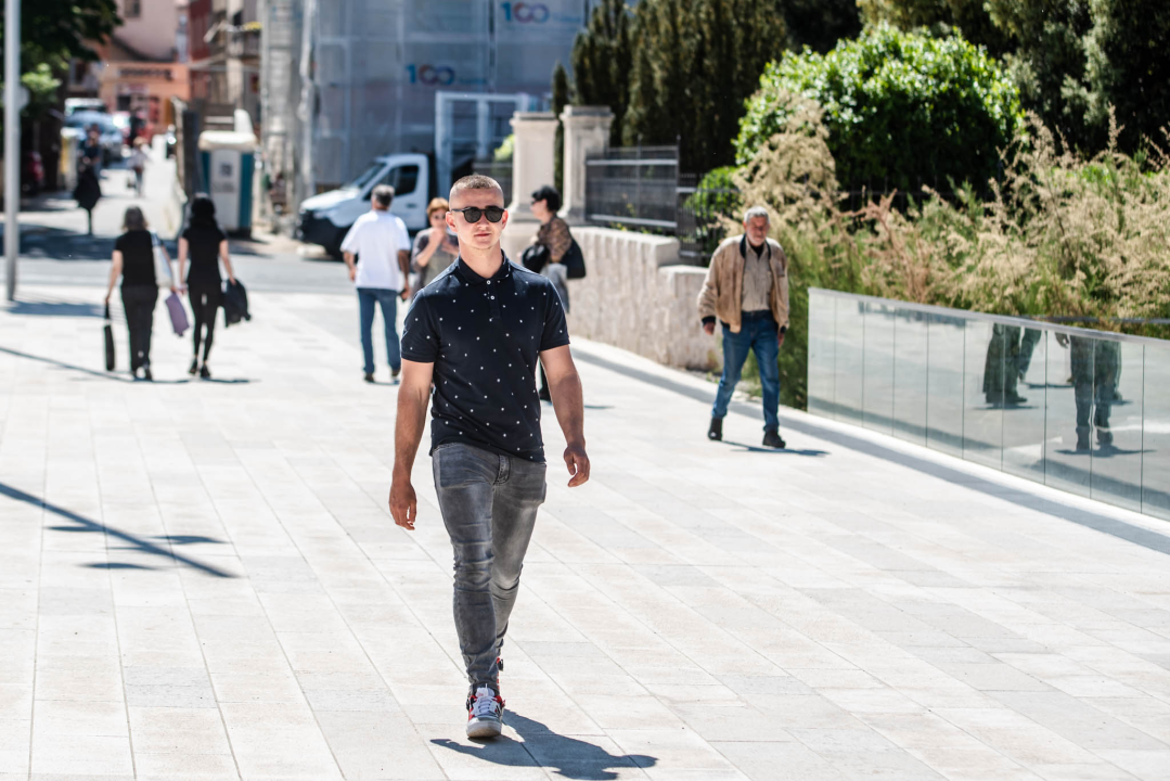 Šarene modne kombinacije koje prizivaju ljeto: Evo koje su nam dame upale u oko ovih dana...