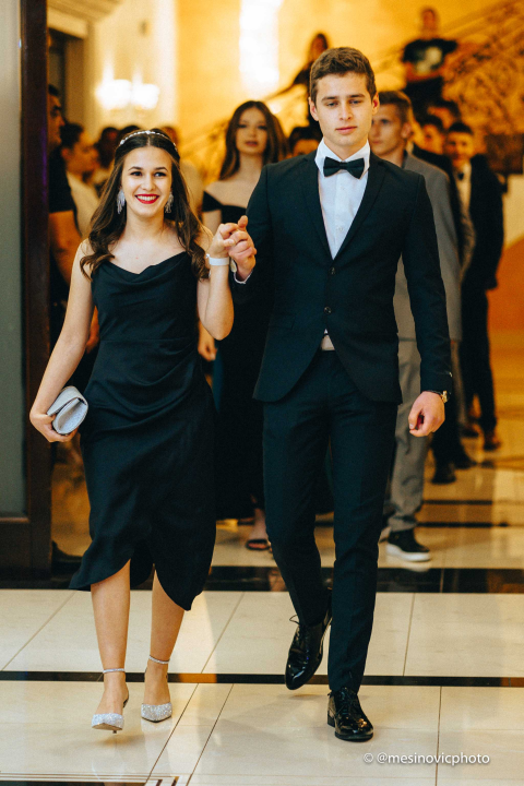 Pogledajte kako su zablistali učenici Industrijsko-obrtničke škole na svom maturalnom plesu (1. dio)