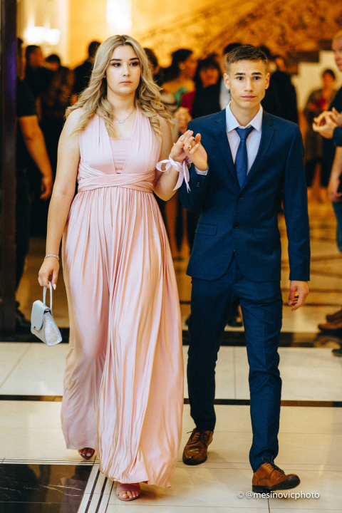 Pogledajte kako su zablistali učenici Industrijsko-obrtničke škole na svom maturalnom plesu (1. dio)