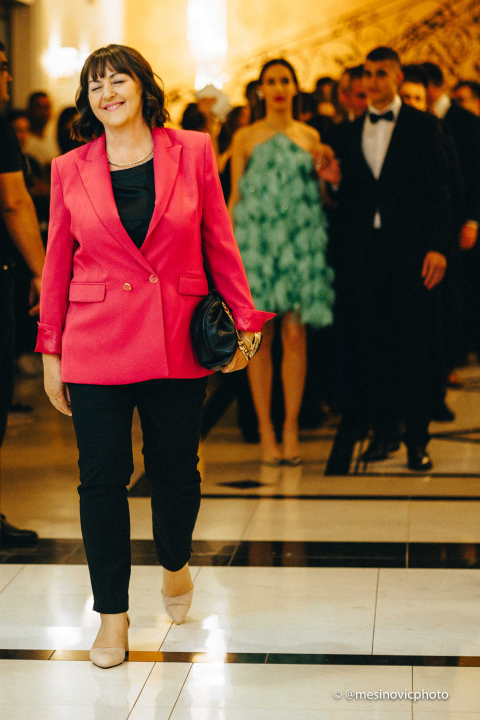 Pogledajte kako su zablistali učenici Industrijsko-obrtničke škole na svom maturalnom plesu (1. dio)