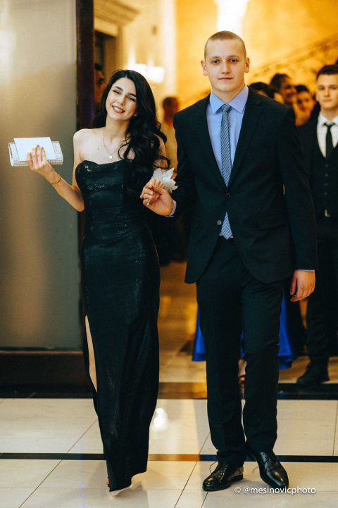 Pogledajte kako su zablistali učenici Industrijsko-obrtničke škole na svom maturalnom plesu (1. dio)