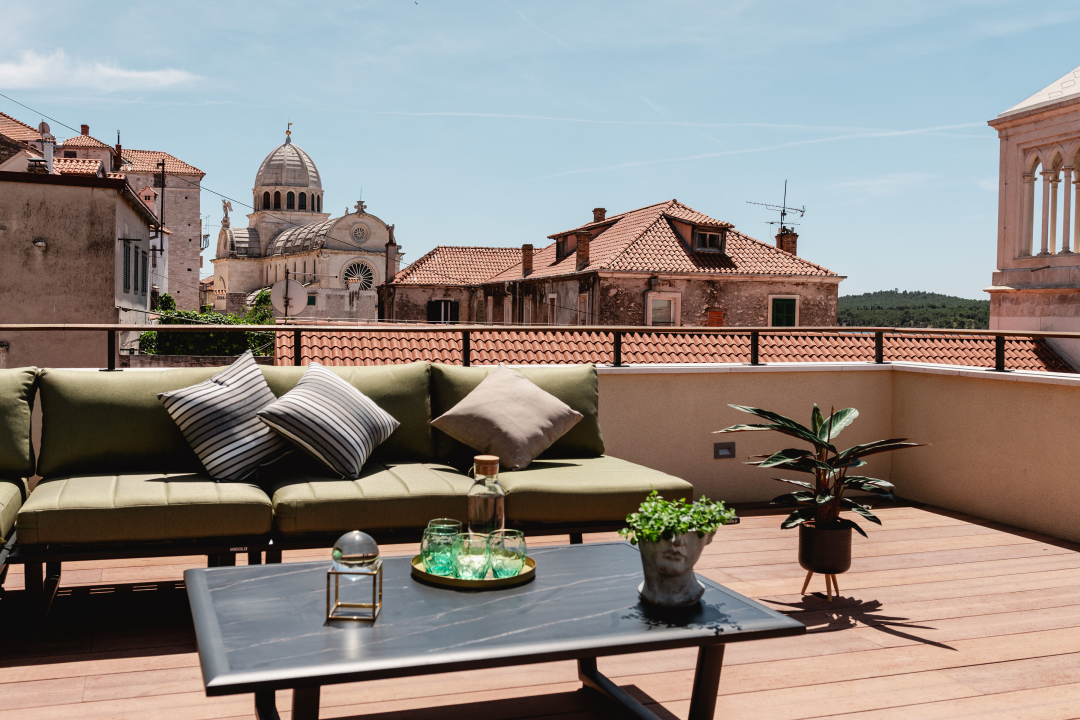 Oduševio nas je luksuz s katedralom na dlanu! Armerunov apartman jedinstven je spoj tradicije i modernog dizajna