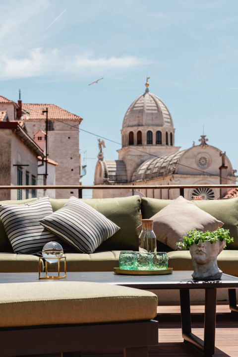 Oduševio nas je luksuz s katedralom na dlanu! Armerunov apartman jedinstven je spoj tradicije i modernog dizajna