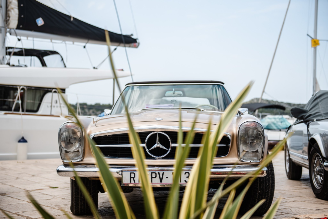 Šibenska riva puna legendarnih Mercedesovih 'Pagoda', tamo su do 17 sati
