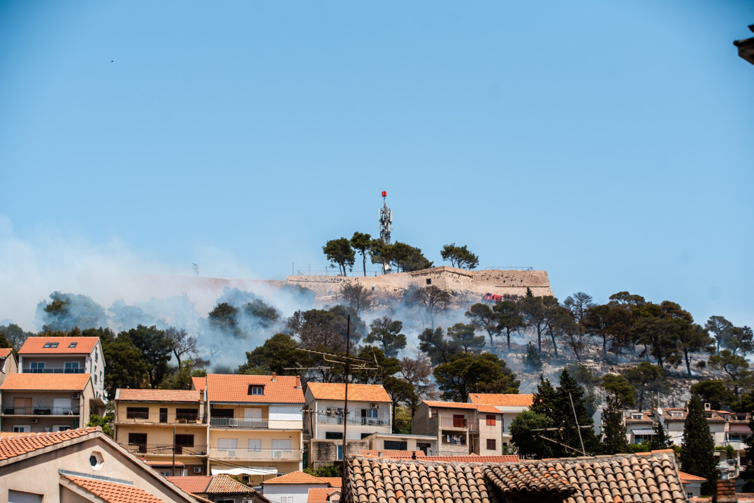 Požar ispod sv. Ivana izazvale četiri signalne rakete: Izgorjela 2,5 hektara