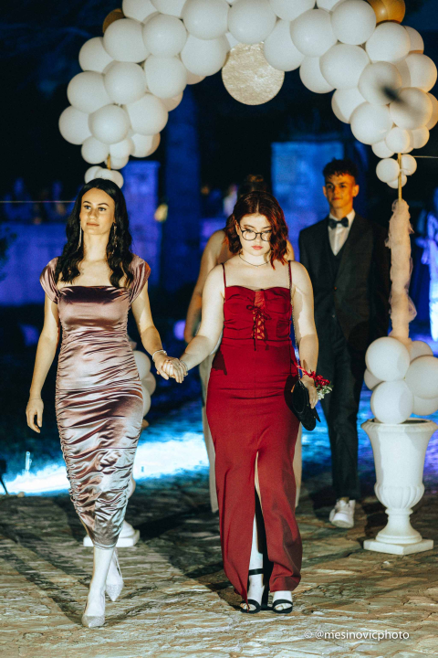 Maturanti Turističko-ugostiteljske škole u glamuroznim izdanjima proslavili kraj srednje škole! (1. dio)