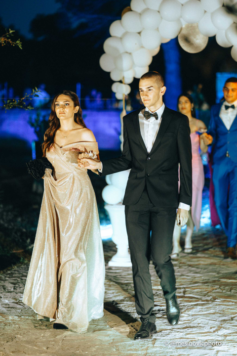 Maturanti Turističko-ugostiteljske škole u glamuroznim izdanjima proslavili kraj srednje škole! (1. dio)