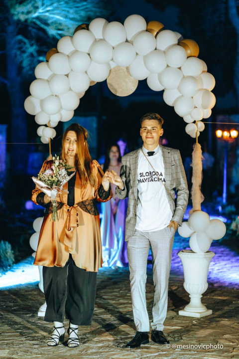 Maturanti Turističko-ugostiteljske škole u glamuroznim izdanjima proslavili kraj srednje škole! (2. dio)