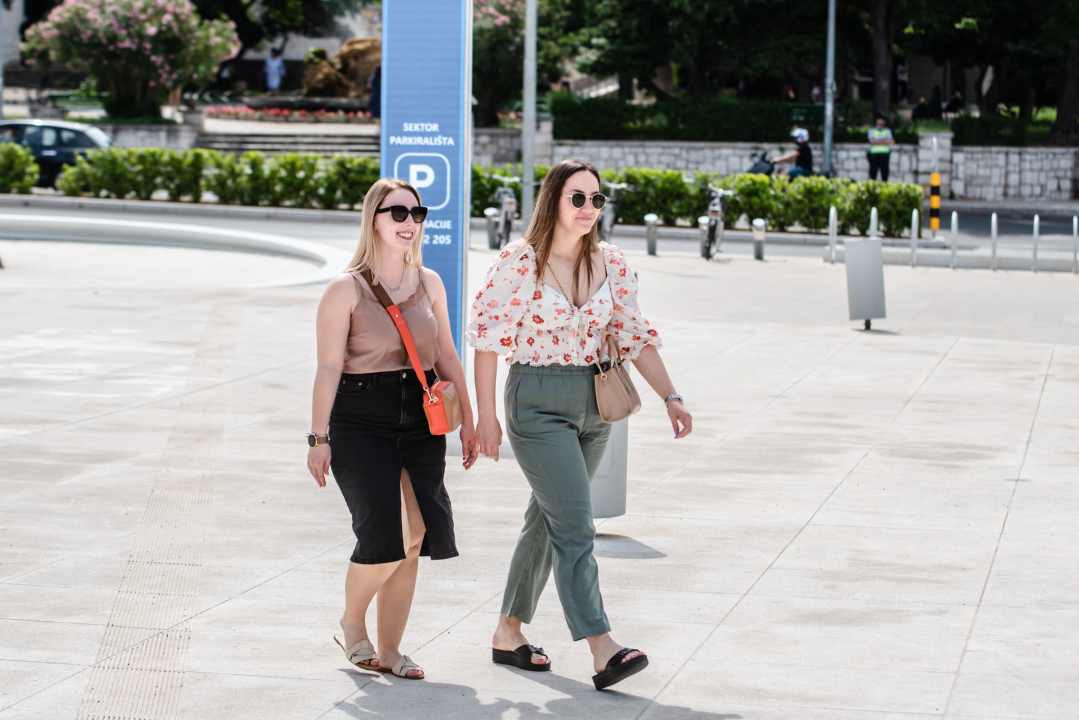 Modno usklađeni sugrađani preplavili ulice trendi komadima