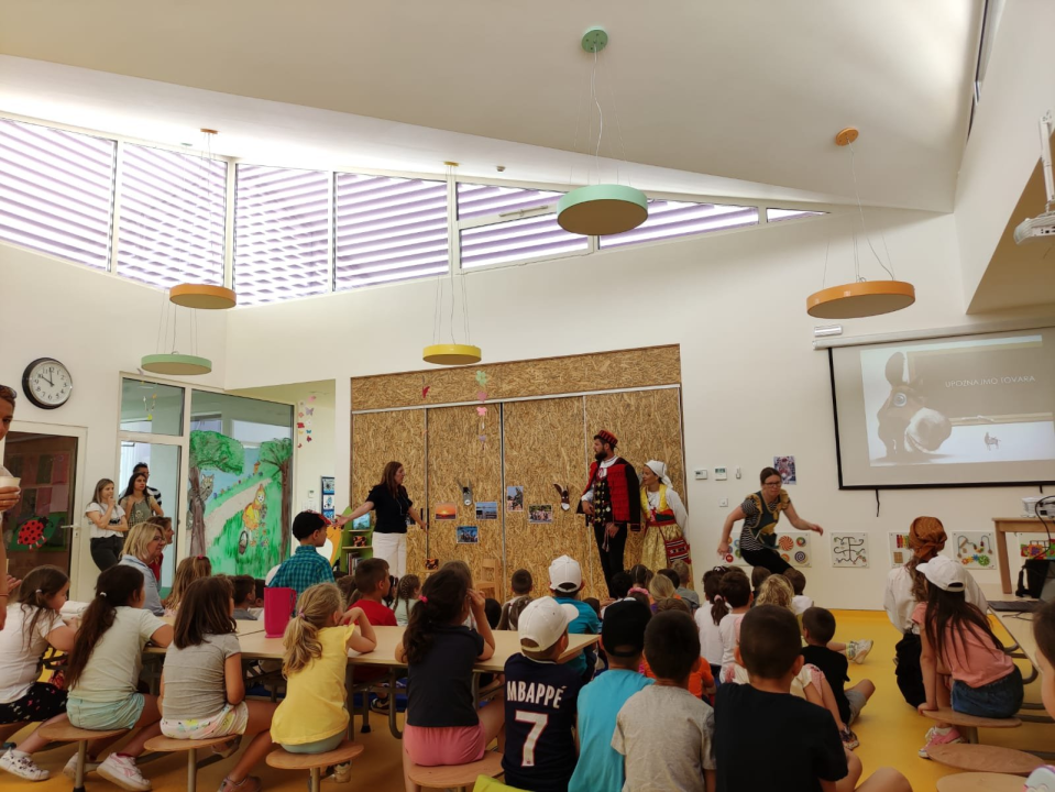 Tovarijada za djecu: Vrtiću Maslina u Tribunju u posjet došli prijatelji iz Benkovca i Trogira