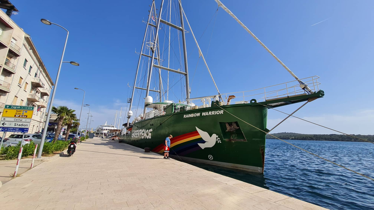 Legendarni Greenpeaceov brod 'Rainbow Warrior' uplovio u Šibenik