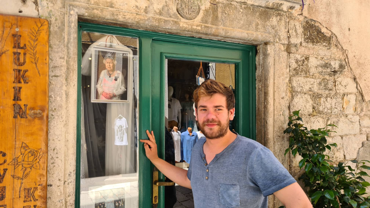 Cvjećar Luka Čular u Šibeniku organizira čajanku povodom jubileja engleske kraljice