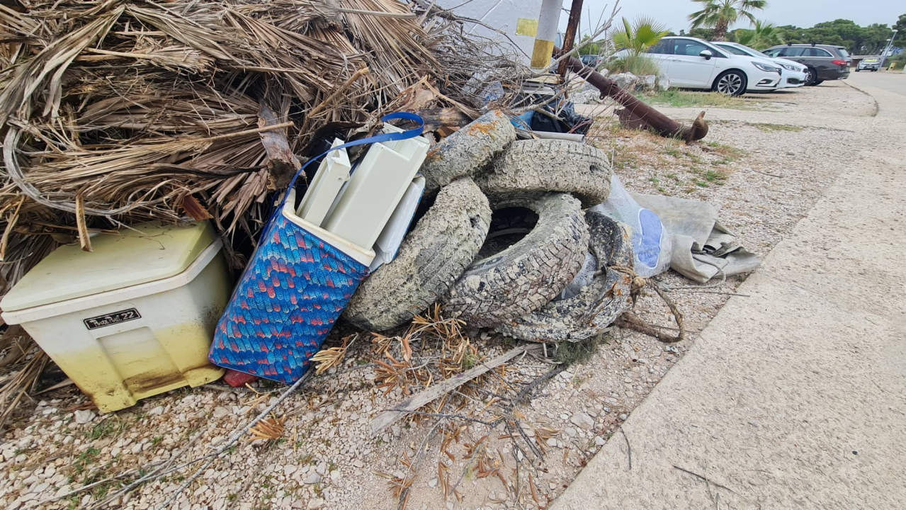 Prije pogleda na šarene kabine, kupače na Jadriji dočeka pogled na hrpe smeća