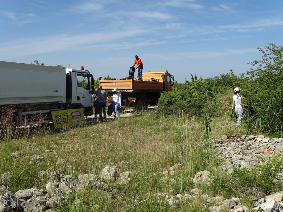 Gotovo tonu i pol različitog otpada uklonjeno s deponija pored Knina 