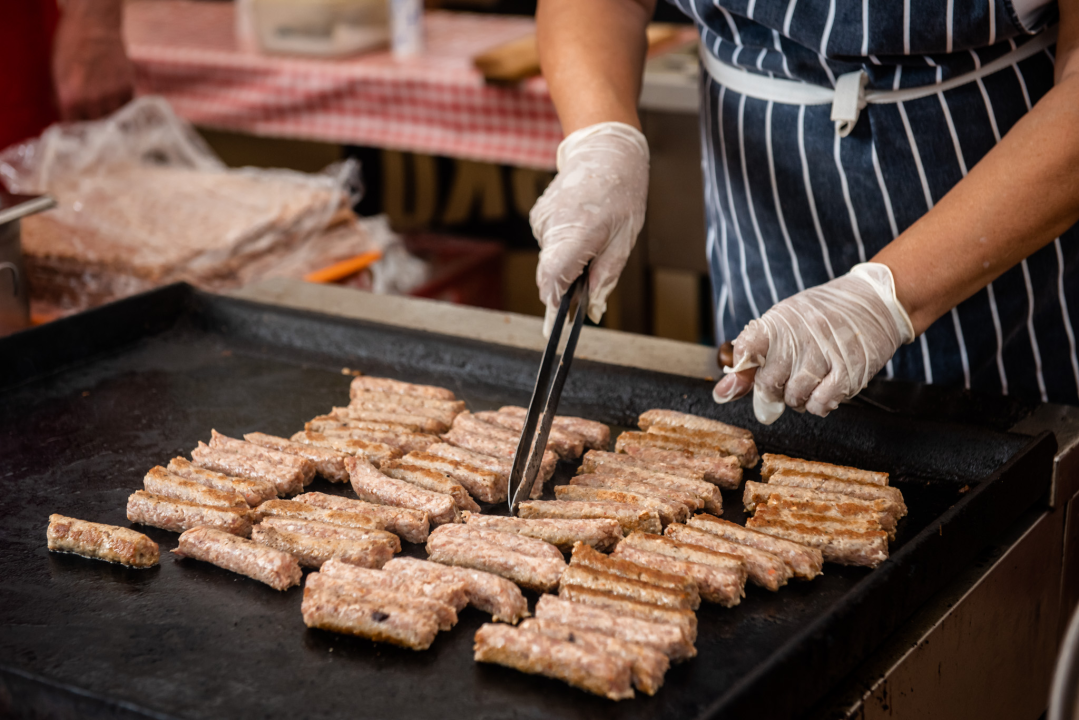 Bili smo na Benkovačkom sajmu: Najtraženija 'roba' su CD-evi Thompsona i Bulića, a za prasetinu se čeka red