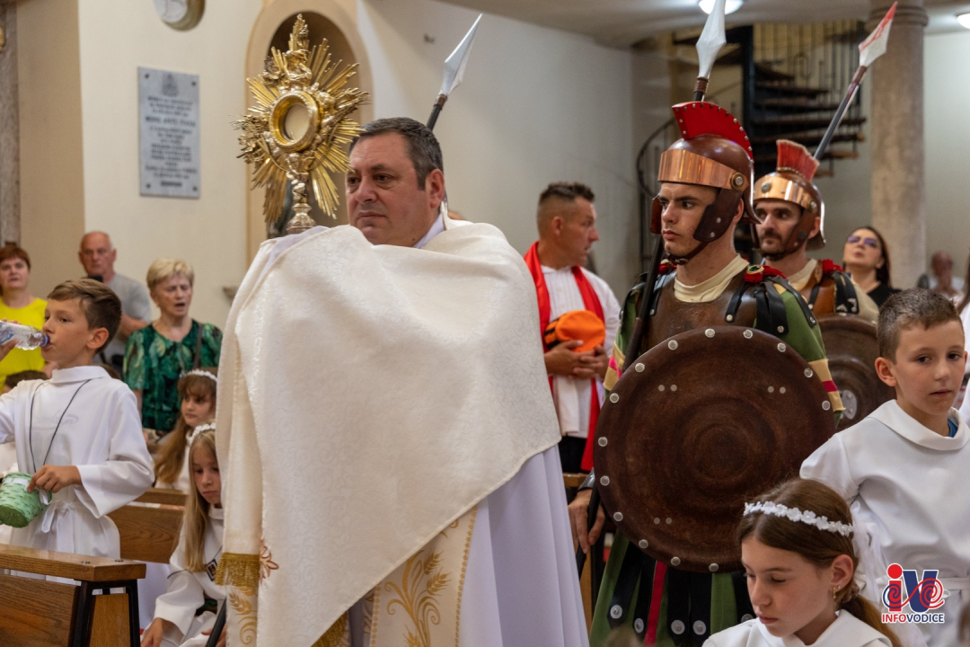 Procesijom kroz mjesto u Vodicama proslavljeno Tijelovo
