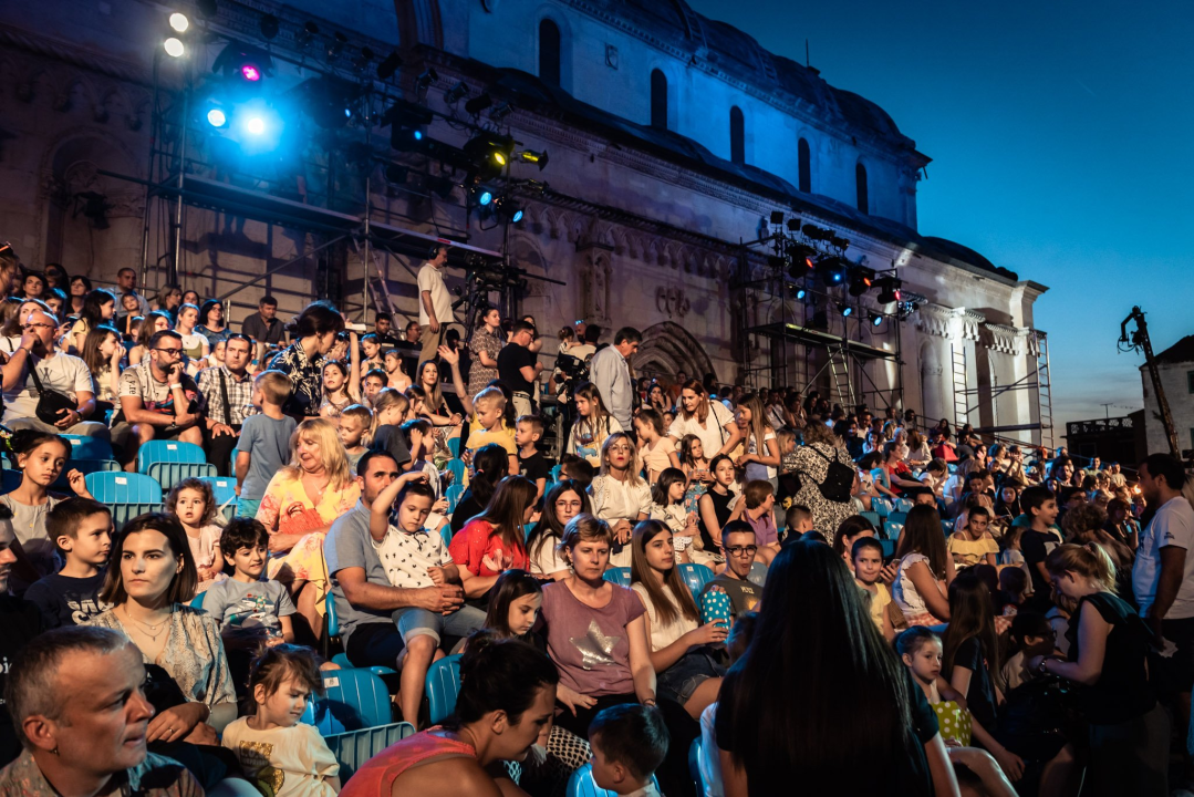 Dječji smijeh i veselje ispunili Ljetnu pozornicu: Generalna proba otvaranja 62. MDF-a Šibenik uvela u dvotjednu čaroliju 