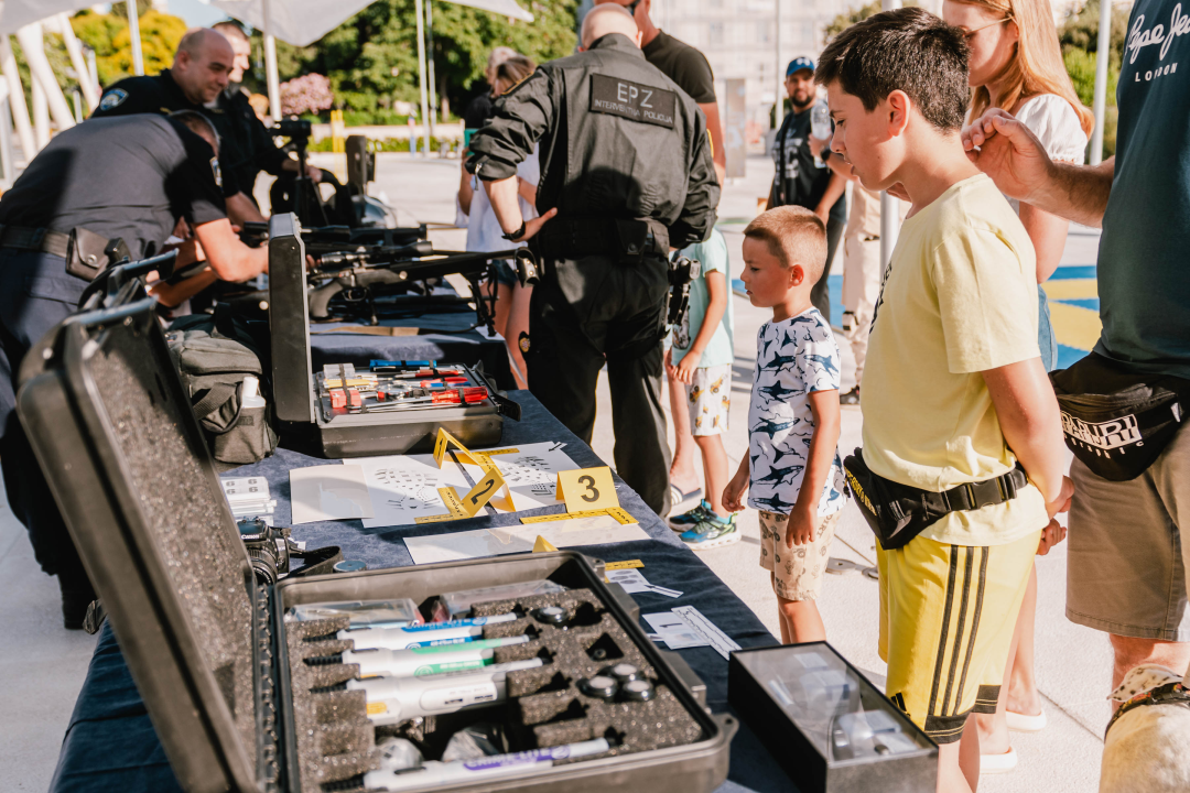 Dan otvorenih vrata Policije na Poljani: Najviše zanimanja za fotografiranje s vatrenim oružjem