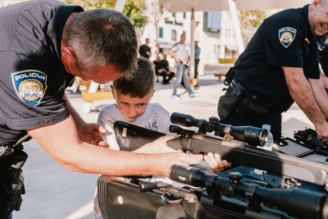Dan otvorenih vrata Policije na Poljani: Najviše zanimanja za fotografiranje s vatrenim oružjem