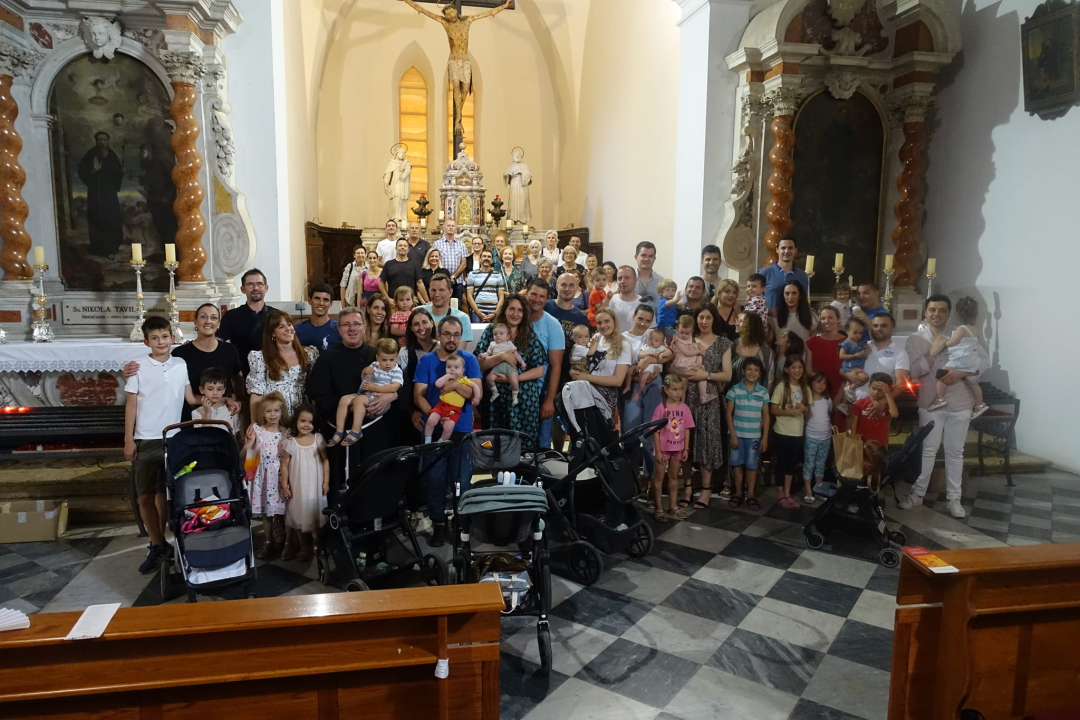 U sv. Frani susret bračnih parova vjenčanih u toj crkvi u posljednjih osam godina