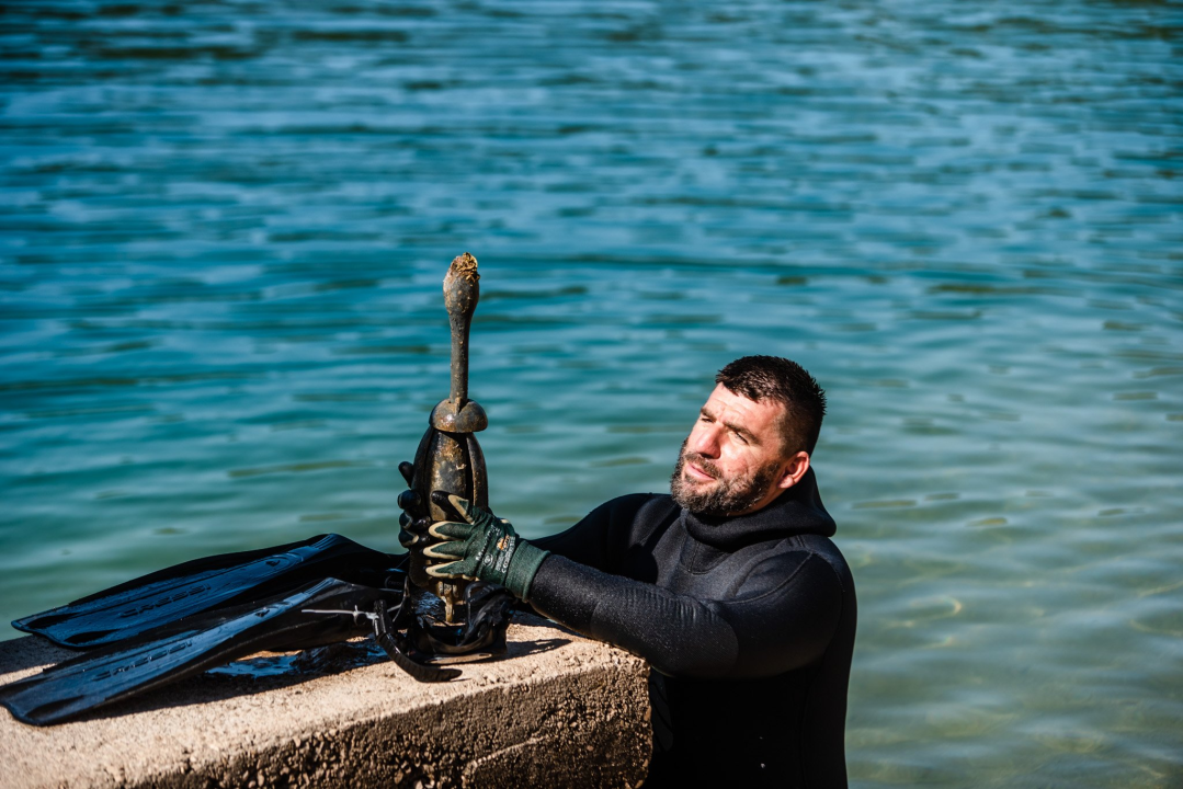 Iz podmorja Šarine drage u Zatonu uklonjeno preko 20 godina staro ribogojilište 