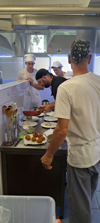 Polaznici POU Šibenik uspješno završili program prekvalifikacije za kuhare, konobare, pekare i slastičare!