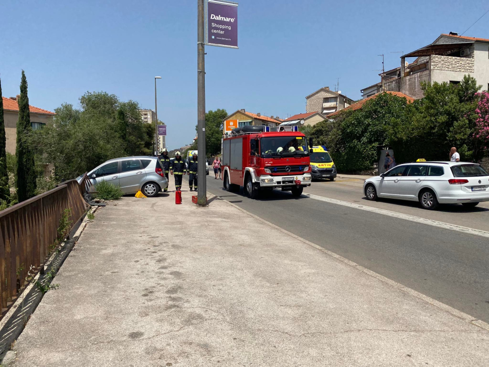 Automobil probio ogradu ispod Njegoševog trga, ženska osoba ozlijeđena