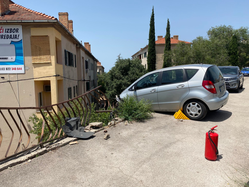 Automobil probio ogradu ispod Njegoševog trga, ženska osoba ozlijeđena