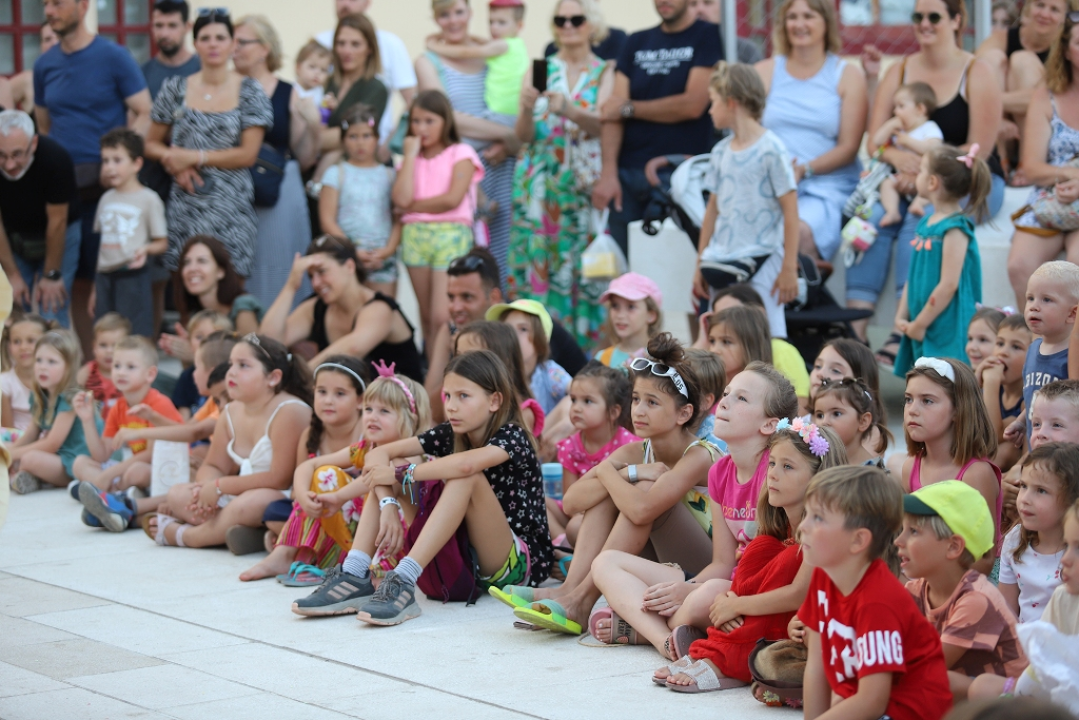 Šibenčanima danas čitaju Antonija Blaće, Dorijan Klarić i Igor Rudan, na Ljetnoj 'Trnoružica',  a u gradu cirkus
