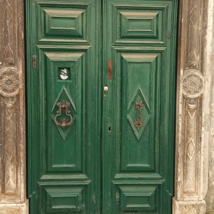 Vjerna kopija otuđenog kucala baroknog stila postavljena na drvene vratnice u Kačićevoj ulici 