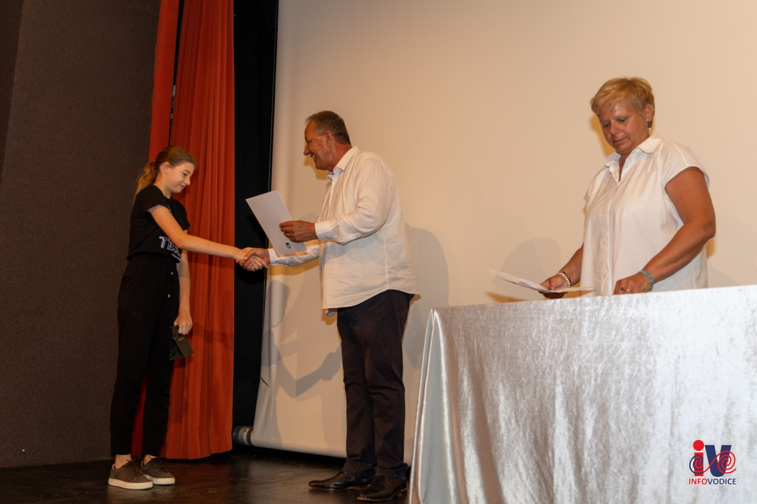 Učenici osnovnih škola Vodice i Čista Velika nagrađeni za uspjehe na natjecanjima